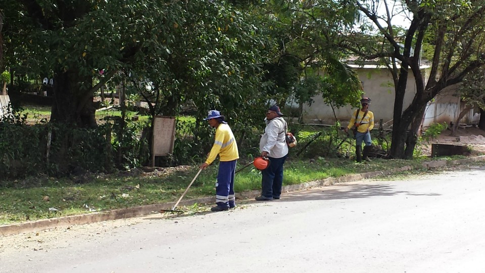 Prefeitura continua limpando a cidade