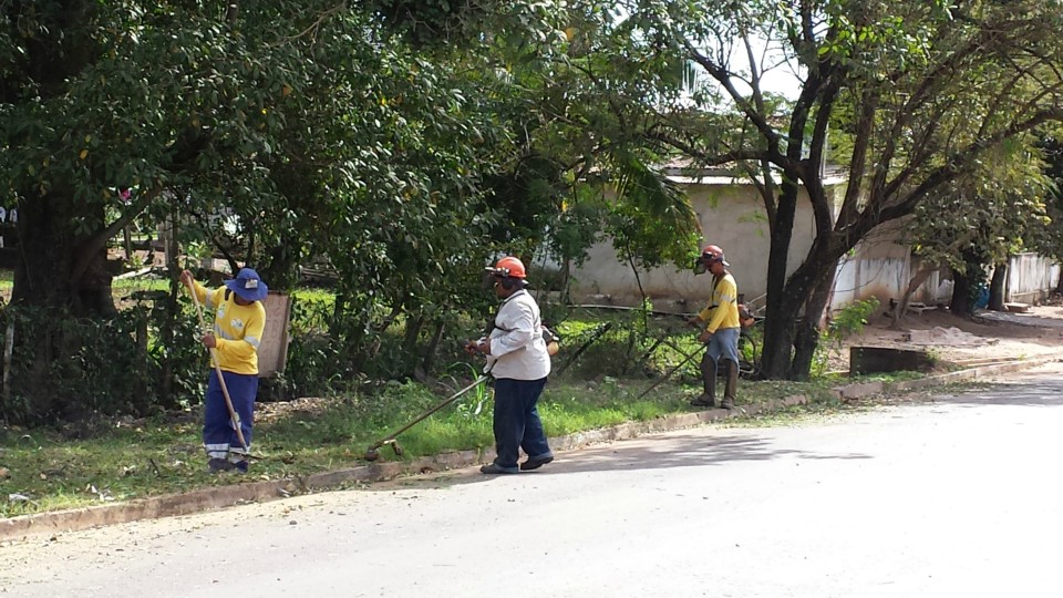 Prefeitura continua limpando a cidade