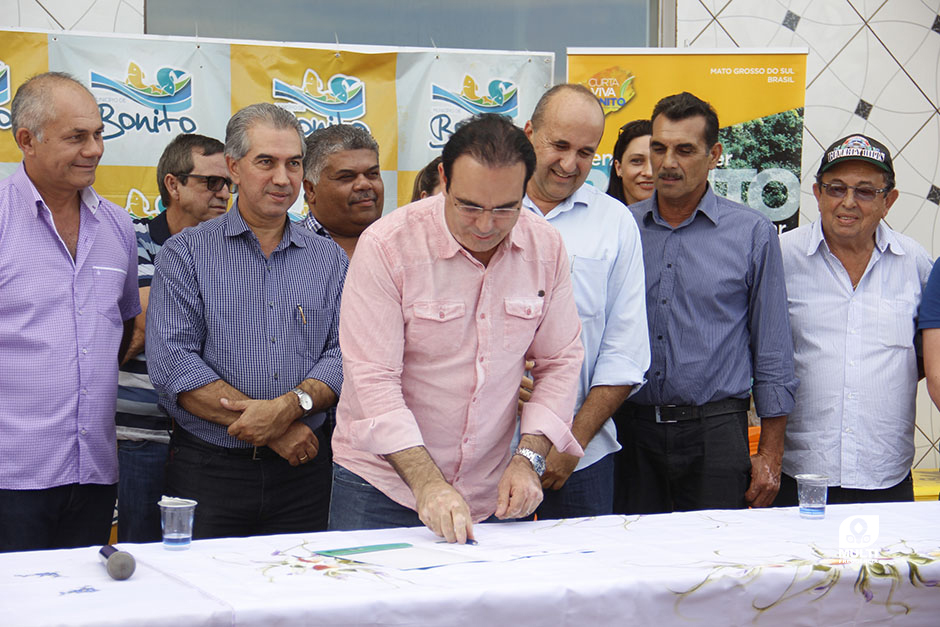 Prefeito Participa do Lançamento das Obras de Pavimentação Asfáltica do Distrito Águas do Miranda.