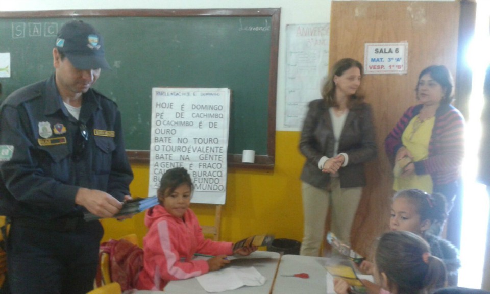DEMTRAT realiza entrega de material de educação no trânsito