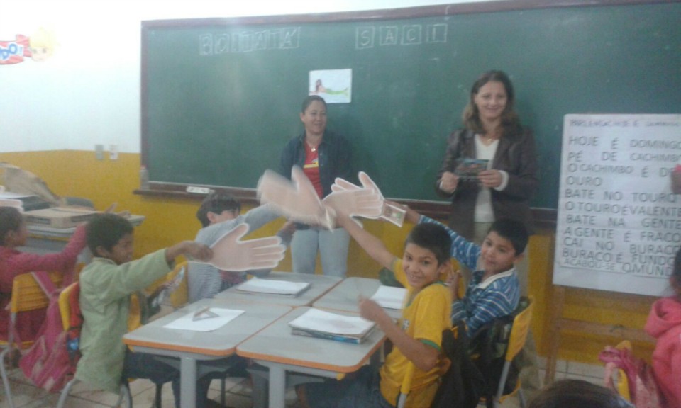 DEMTRAT realiza entrega de material de educação no trânsito