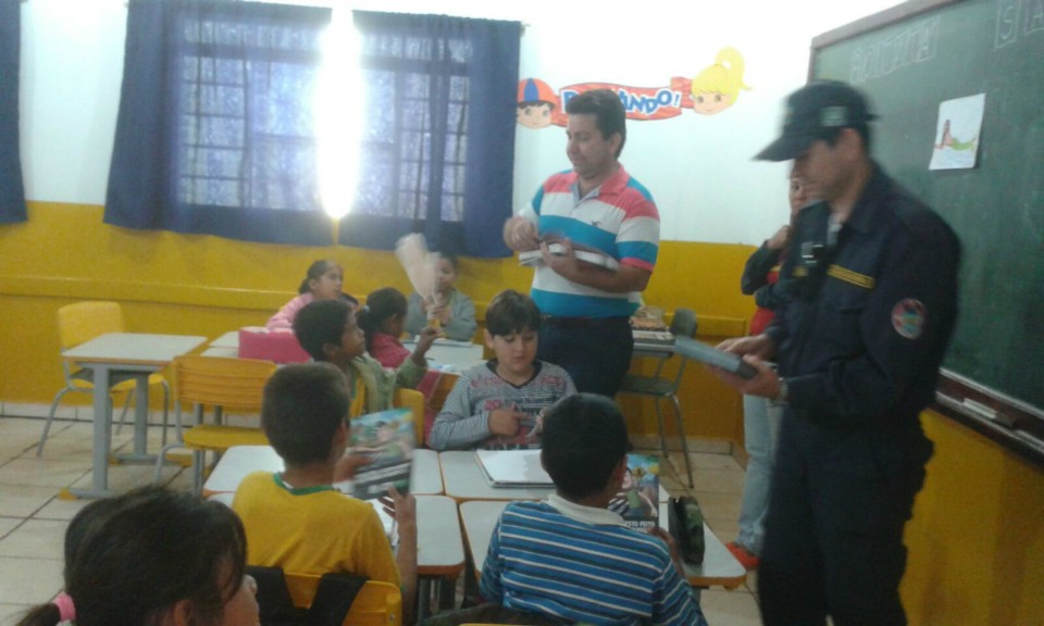 DEMTRAT realiza entrega de material de educação no trânsito