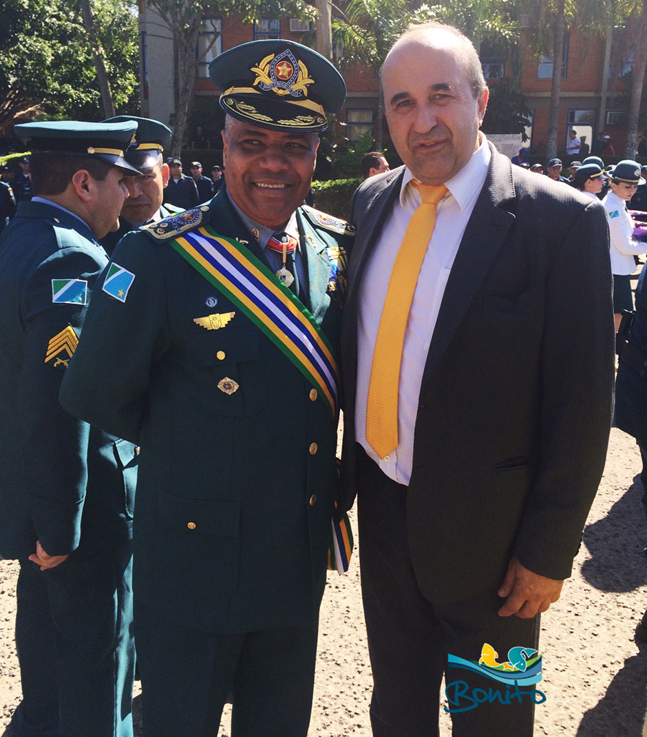 Prefeito de Bonito é condecorado com medalha em ato festivo dos 180 anos da PMMS
