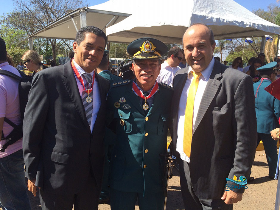 Prefeito de Bonito é condecorado com medalha em ato festivo dos 180 anos da PMMS