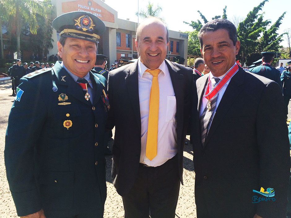 Prefeito de Bonito é condecorado com medalha em ato festivo dos 180 anos da PMMS