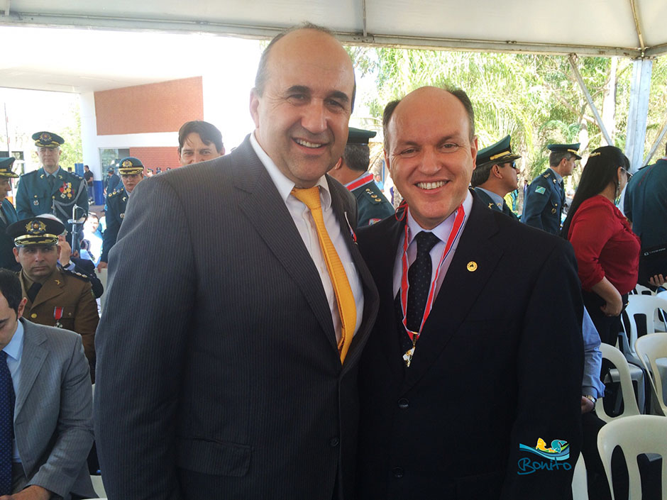 Prefeito de Bonito é condecorado com medalha em ato festivo dos 180 anos da PMMS