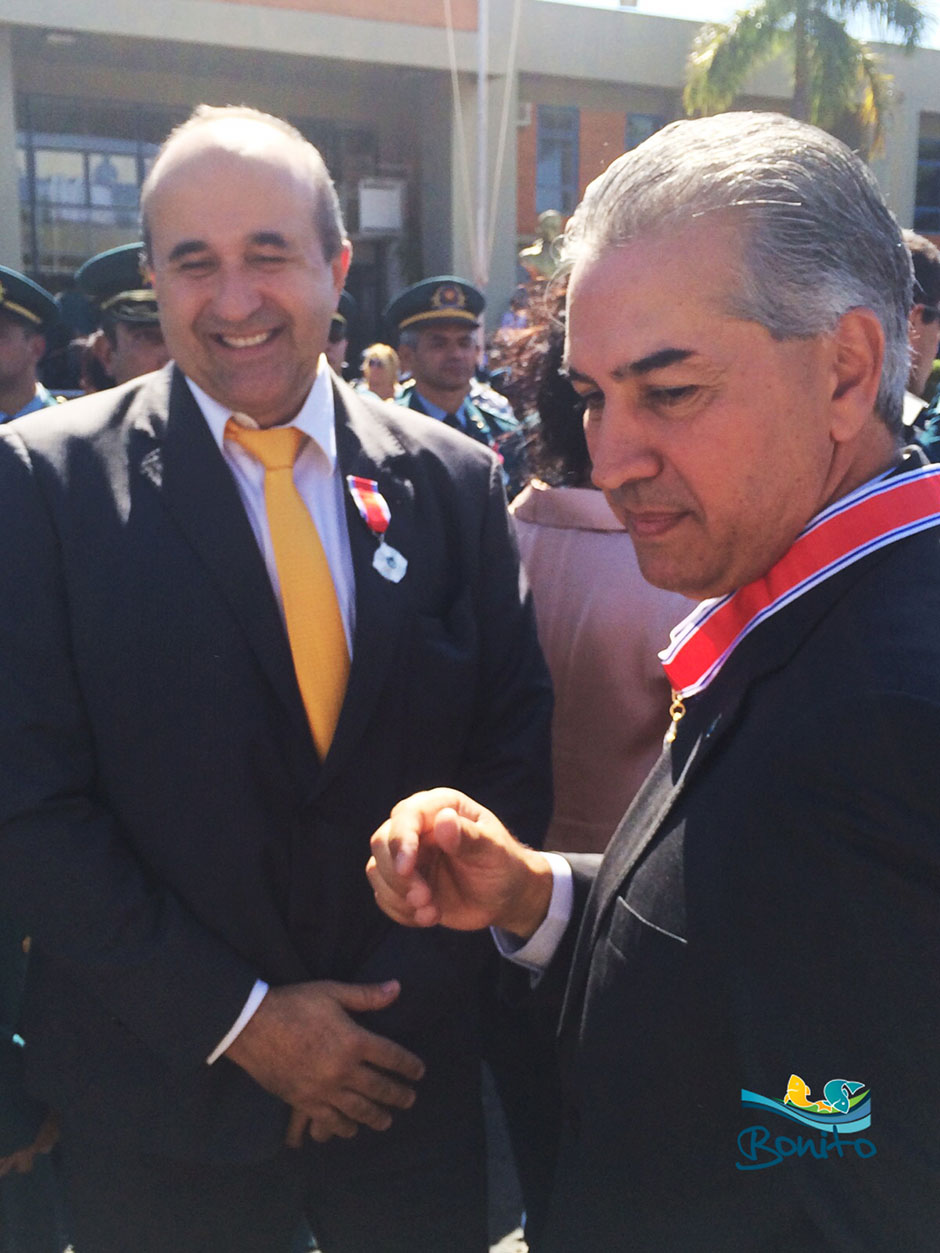 Prefeito de Bonito é condecorado com medalha em ato festivo dos 180 anos da PMMS
