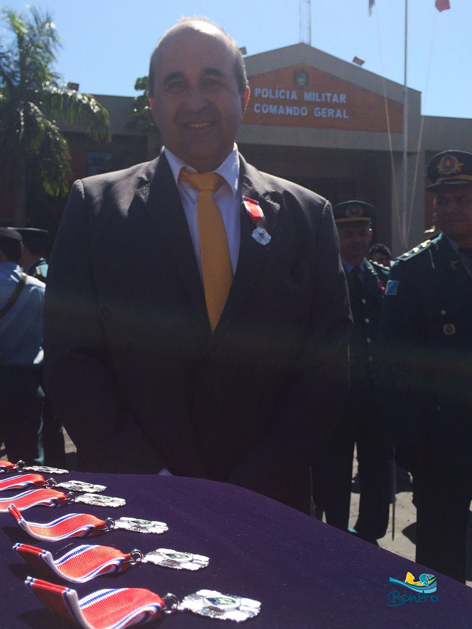Prefeito de Bonito é condecorado com medalha em ato festivo dos 180 anos da PMMS