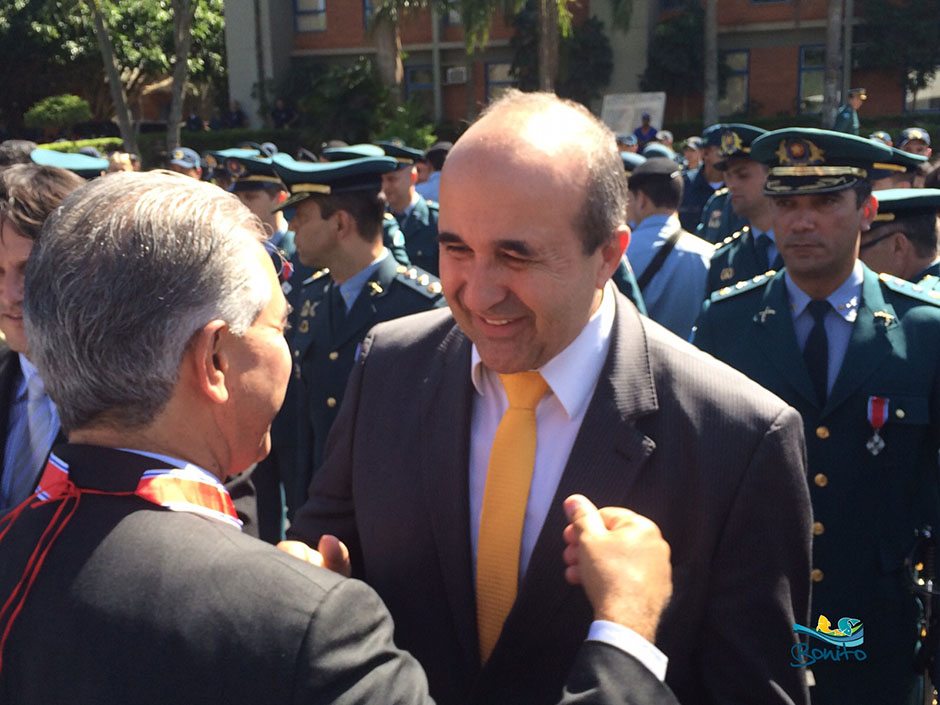 Prefeito de Bonito é condecorado com medalha em ato festivo dos 180 anos da PMMS