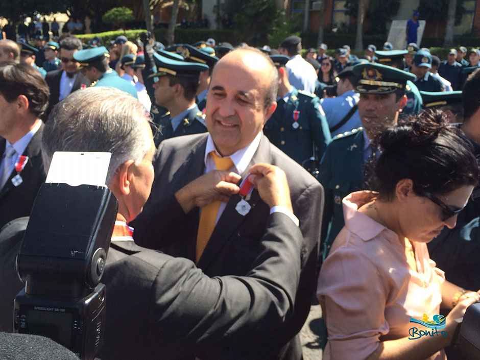 Prefeito de Bonito é condecorado com medalha em ato festivo dos 180 anos da PMMS