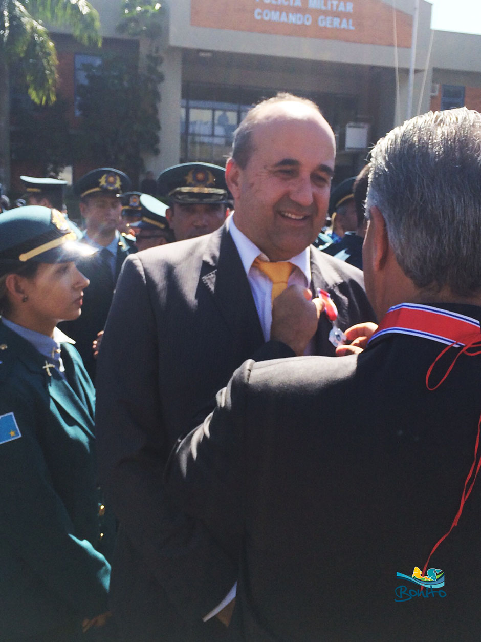 Prefeito de Bonito é condecorado com medalha em ato festivo dos 180 anos da PMMS