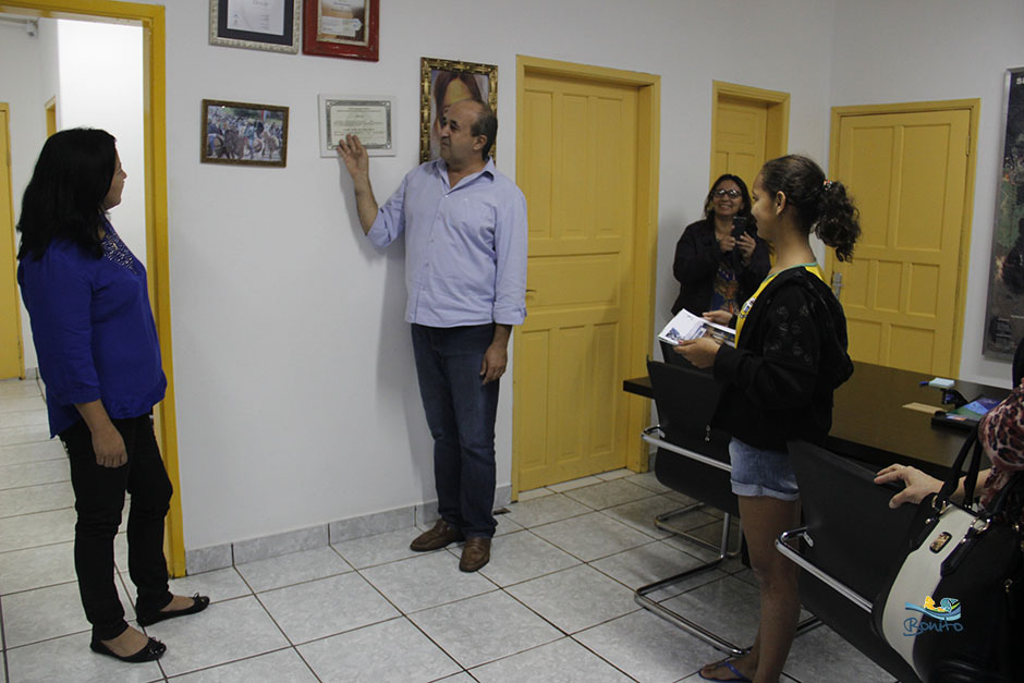 Prefeito Leleco recebe alunos da EM João Alves de Arruda no gabinete