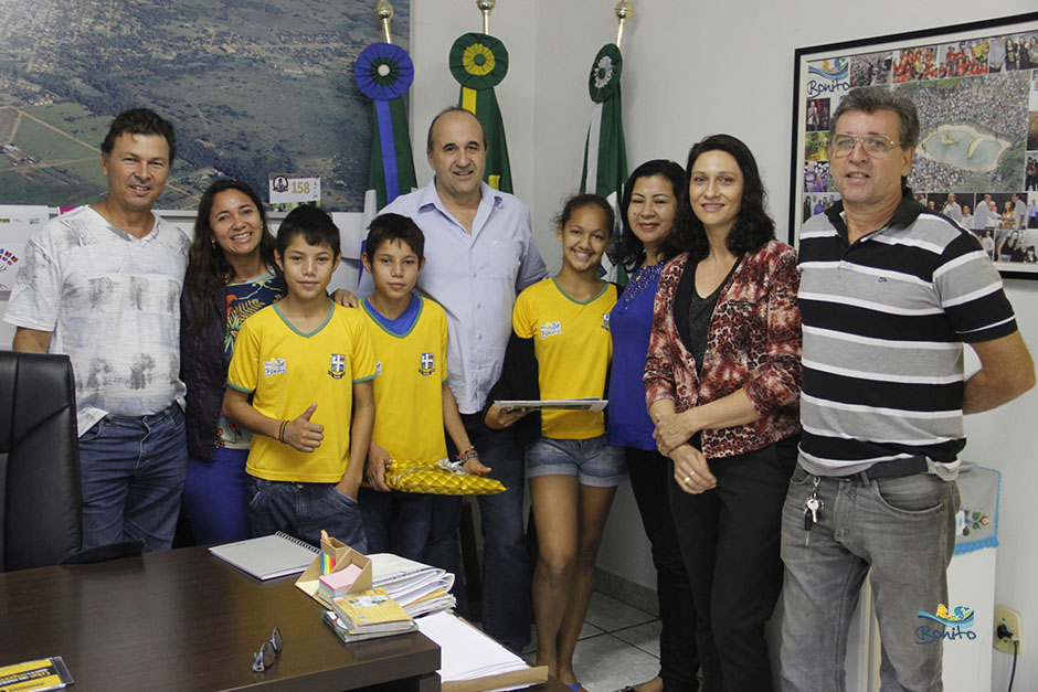 Prefeito Leleco recebe alunos da EM João Alves de Arruda no gabinete