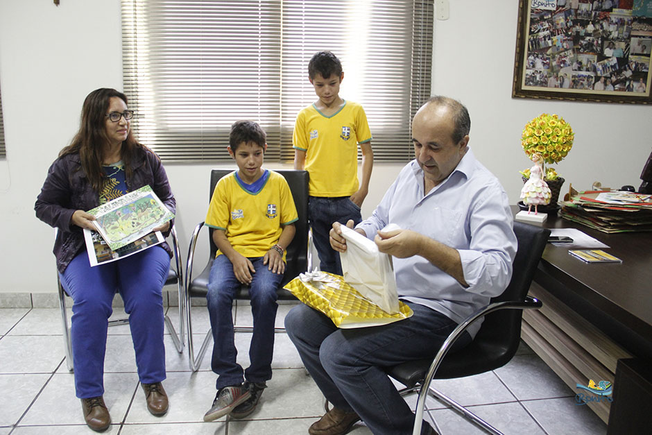 Prefeito Leleco recebe alunos da EM João Alves de Arruda no gabinete