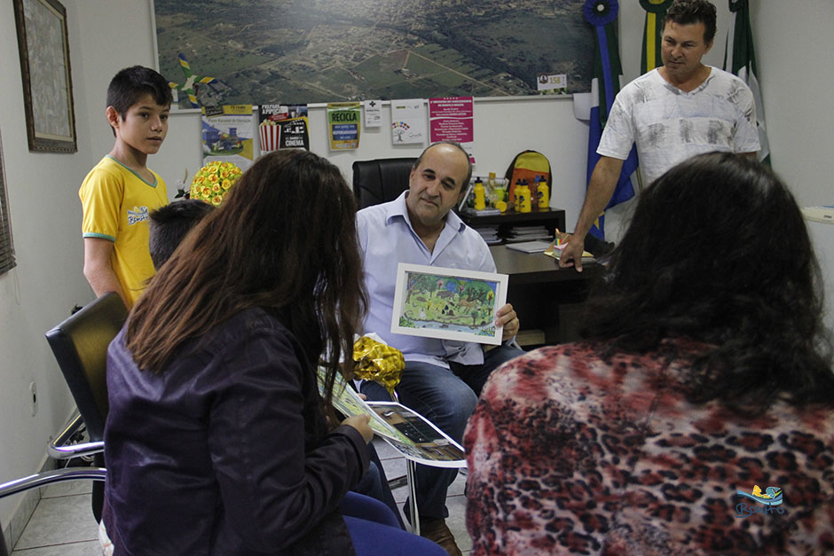 Prefeito Leleco recebe alunos da EM João Alves de Arruda no gabinete