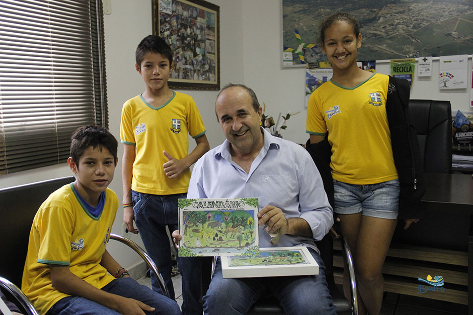 Prefeito Leleco recebe alunos da EM João Alves de Arruda no gabinete