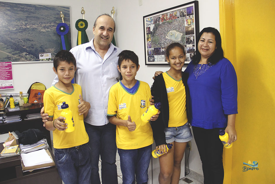 Prefeito Leleco recebe alunos da EM João Alves de Arruda no gabinete