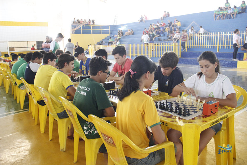 Atletas disputam as competições de xadrez, dama e tênis de mesa nos Jogos Escolares de Bonito