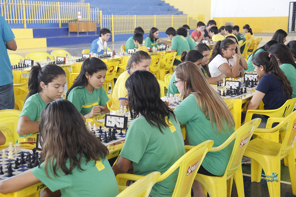 Atletas disputam as competições de xadrez, dama e tênis de mesa nos Jogos Escolares de Bonito