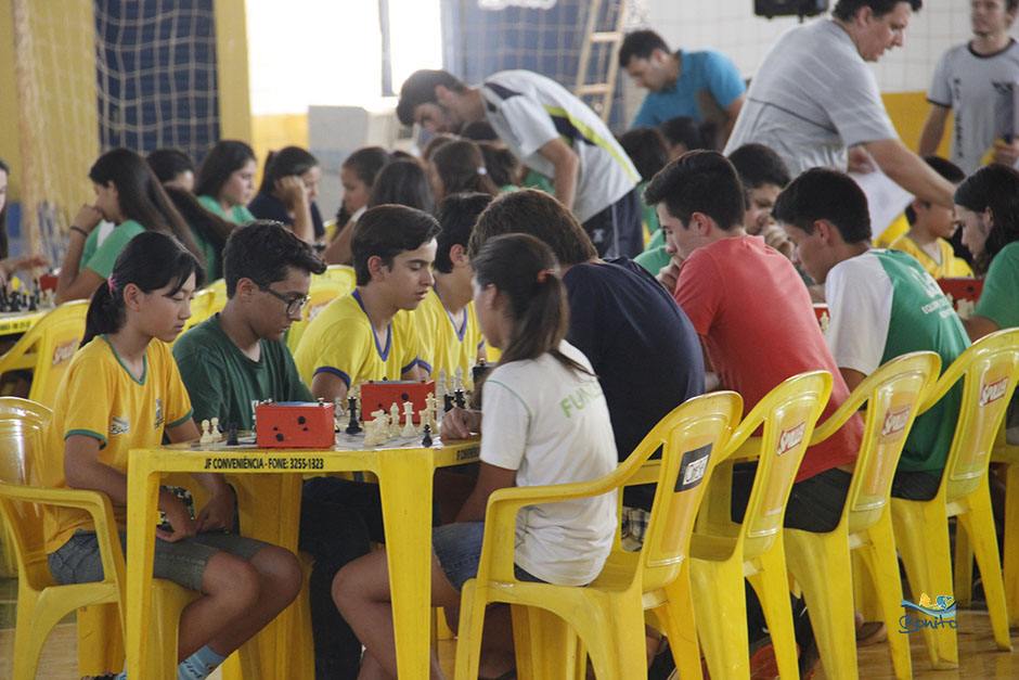 Atletas disputam as competições de xadrez, dama e tênis de mesa nos Jogos Escolares de Bonito