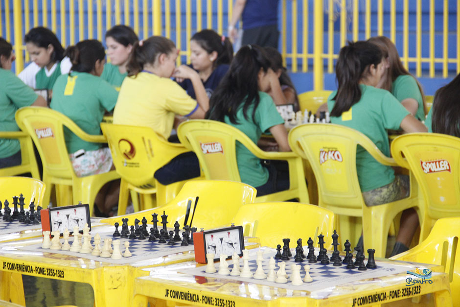 Atletas disputam as competições de xadrez, dama e tênis de mesa nos Jogos Escolares de Bonito