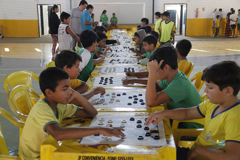 Atletas disputam as competições de xadrez, dama e tênis de mesa nos Jogos Escolares de Bonito