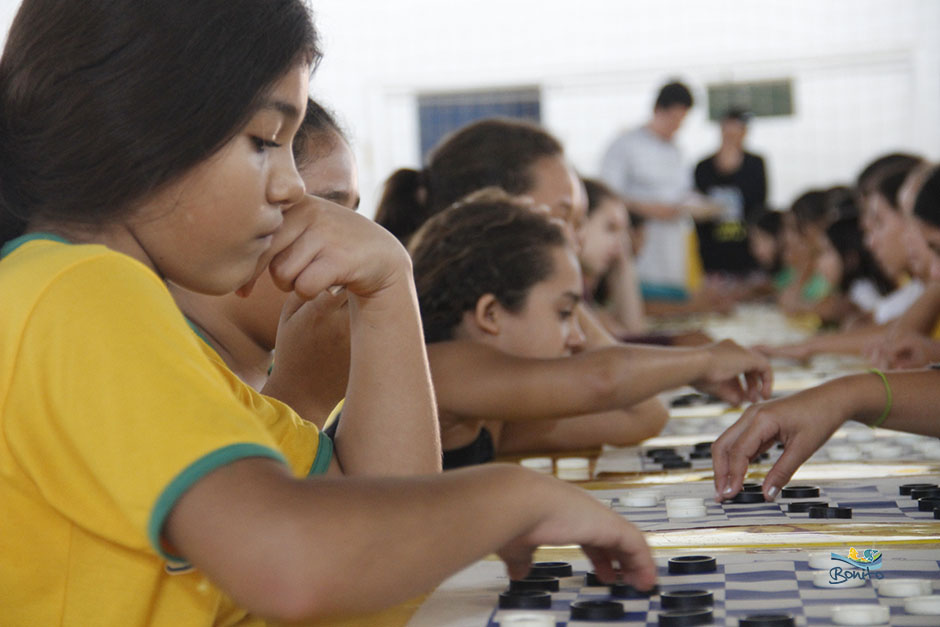 Atletas disputam as competições de xadrez, dama e tênis de mesa nos Jogos Escolares de Bonito