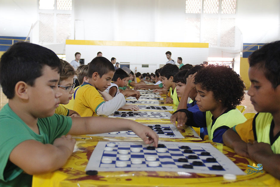 Atletas disputam as competições de xadrez, dama e tênis de mesa nos Jogos Escolares de Bonito