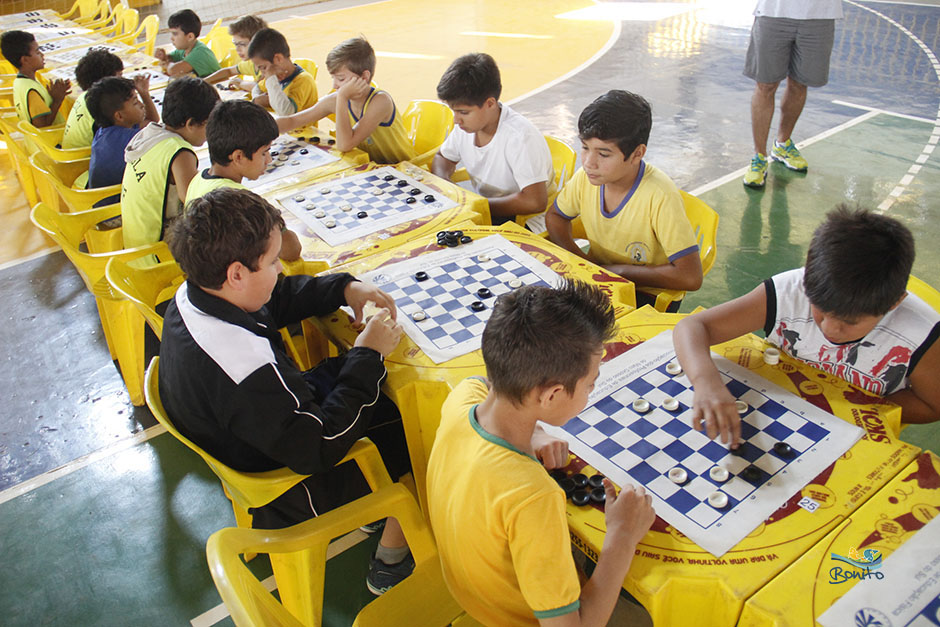 Atletas disputam as competições de xadrez, dama e tênis de mesa nos Jogos Escolares de Bonito