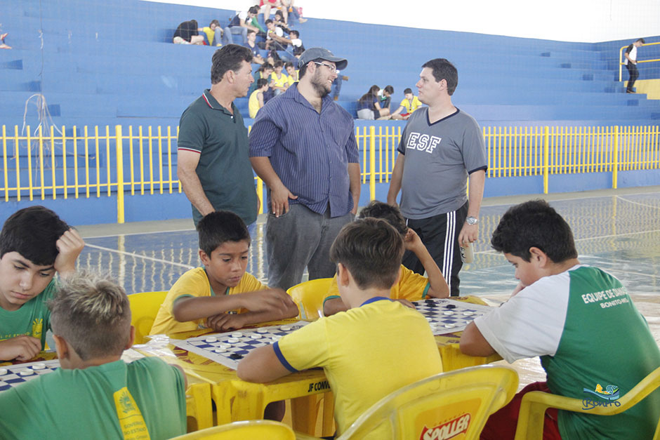 Atletas disputam as competições de xadrez, dama e tênis de mesa nos Jogos Escolares de Bonito