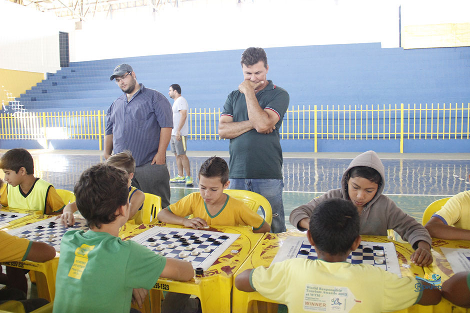 Atletas disputam as competições de xadrez, dama e tênis de mesa nos Jogos Escolares de Bonito