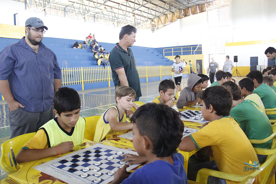 Atletas disputam as competições de xadrez, dama e tênis de mesa nos Jogos Escolares de Bonito