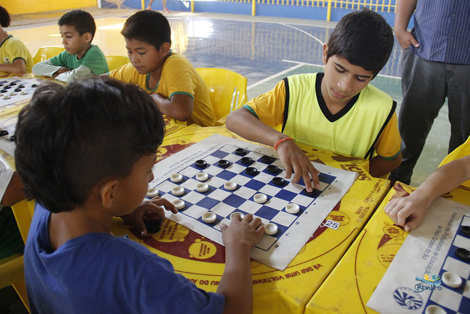 Atletas disputam as competições de xadrez, dama e tênis de mesa nos Jogos Escolares de Bonito