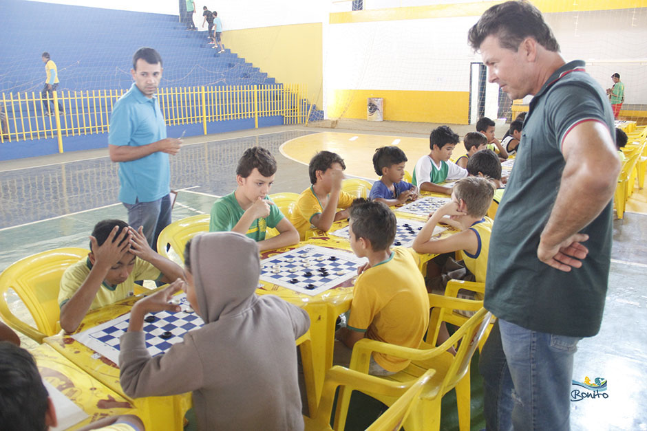 Atletas disputam as competições de xadrez, dama e tênis de mesa nos Jogos Escolares de Bonito