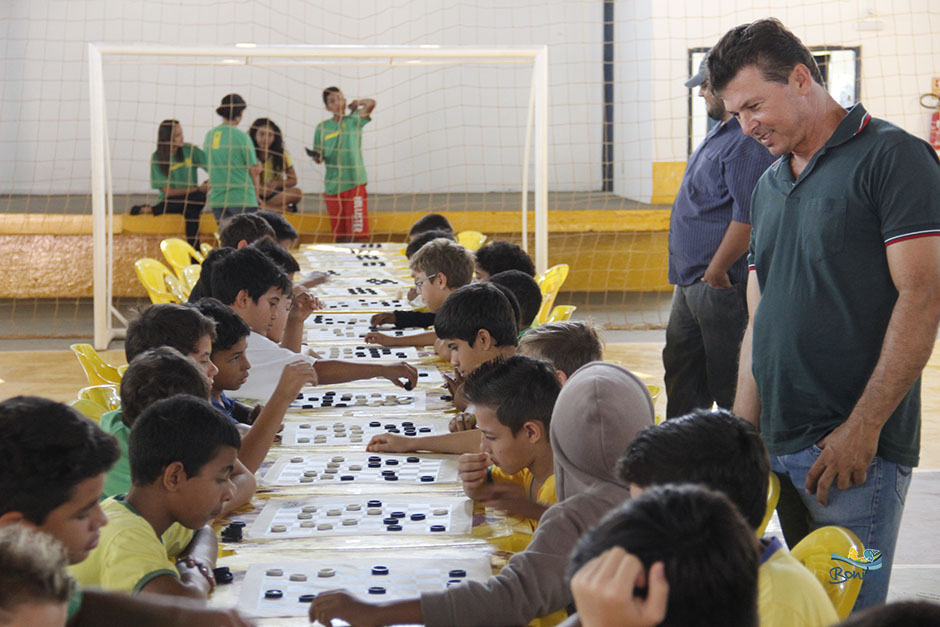 Atletas disputam as competições de xadrez, dama e tênis de mesa nos Jogos Escolares de Bonito