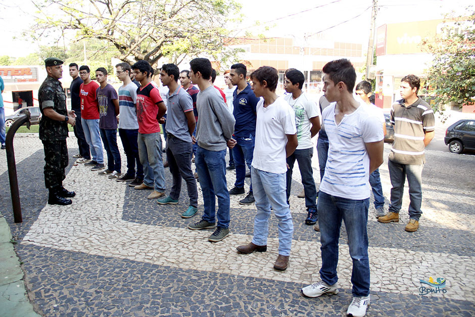 Prefeito Leleco acompanha jovens que prestam juramento e são dispensados pelo exército