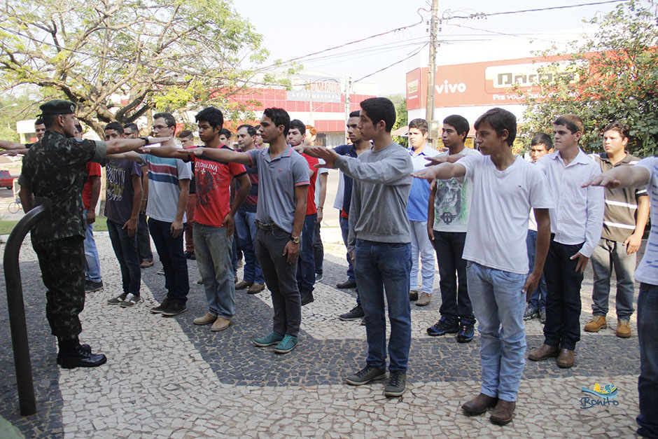 Prefeito Leleco acompanha jovens que prestam juramento e são dispensados pelo exército