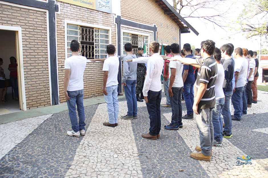 Prefeito Leleco acompanha jovens que prestam juramento e são dispensados pelo exército
