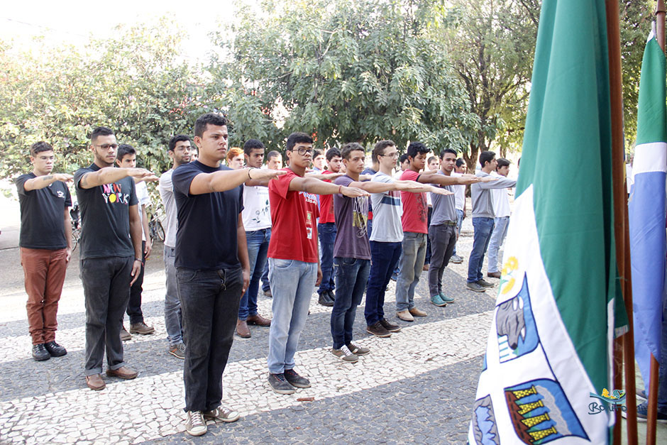 Prefeito Leleco acompanha jovens que prestam juramento e são dispensados pelo exército
