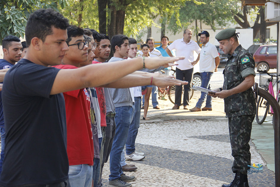 Prefeito Leleco acompanha jovens que prestam juramento e são dispensados pelo exército