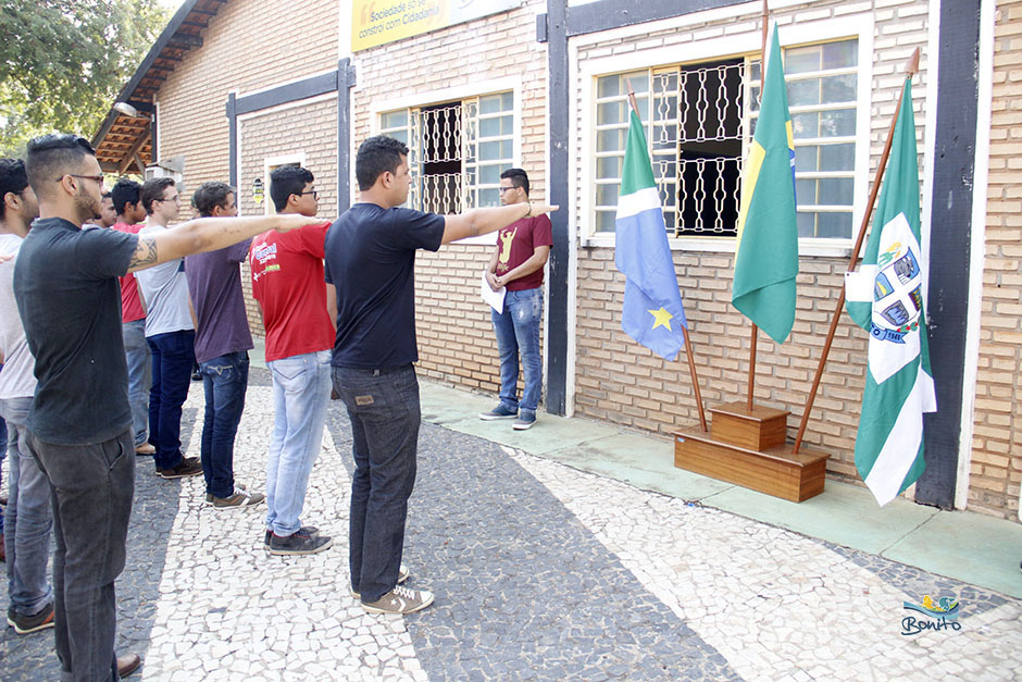 Prefeito Leleco acompanha jovens que prestam juramento e são dispensados pelo exército