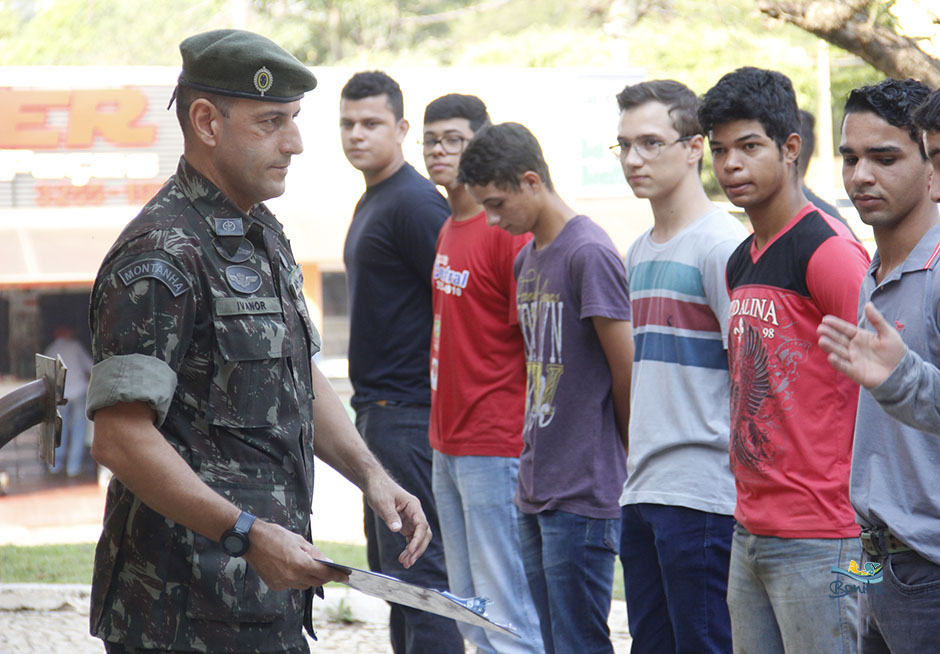 Prefeito Leleco acompanha jovens que prestam juramento e são dispensados pelo exército