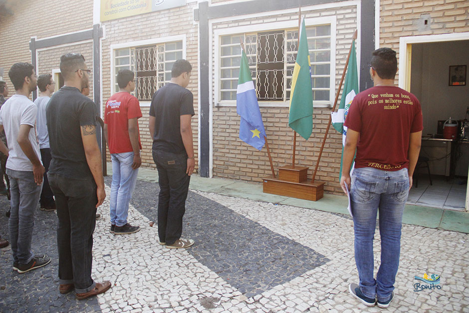Prefeito Leleco acompanha jovens que prestam juramento e são dispensados pelo exército
