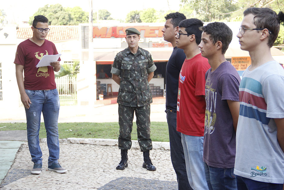 Prefeito Leleco acompanha jovens que prestam juramento e são dispensados pelo exército