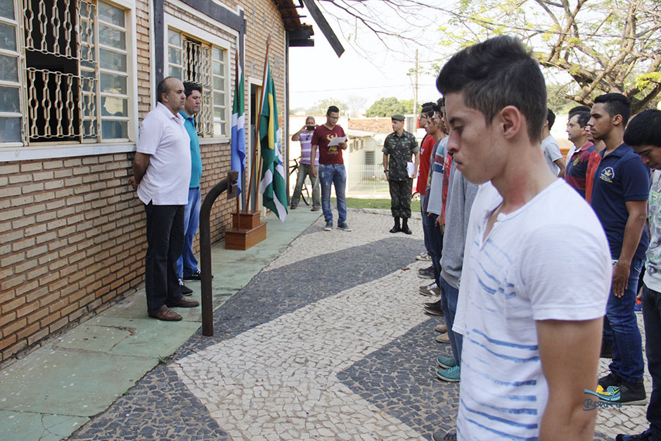 Prefeito Leleco acompanha jovens que prestam juramento e são dispensados pelo exército