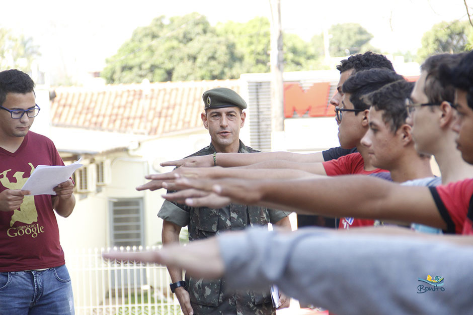 Prefeito Leleco acompanha jovens que prestam juramento e são dispensados pelo exército
