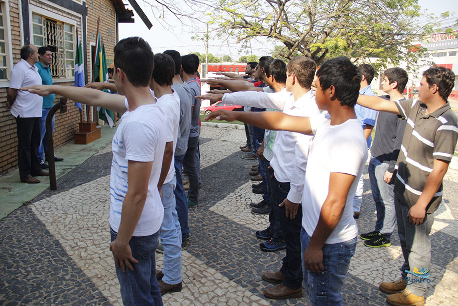 Prefeito Leleco acompanha jovens que prestam juramento e são dispensados pelo exército