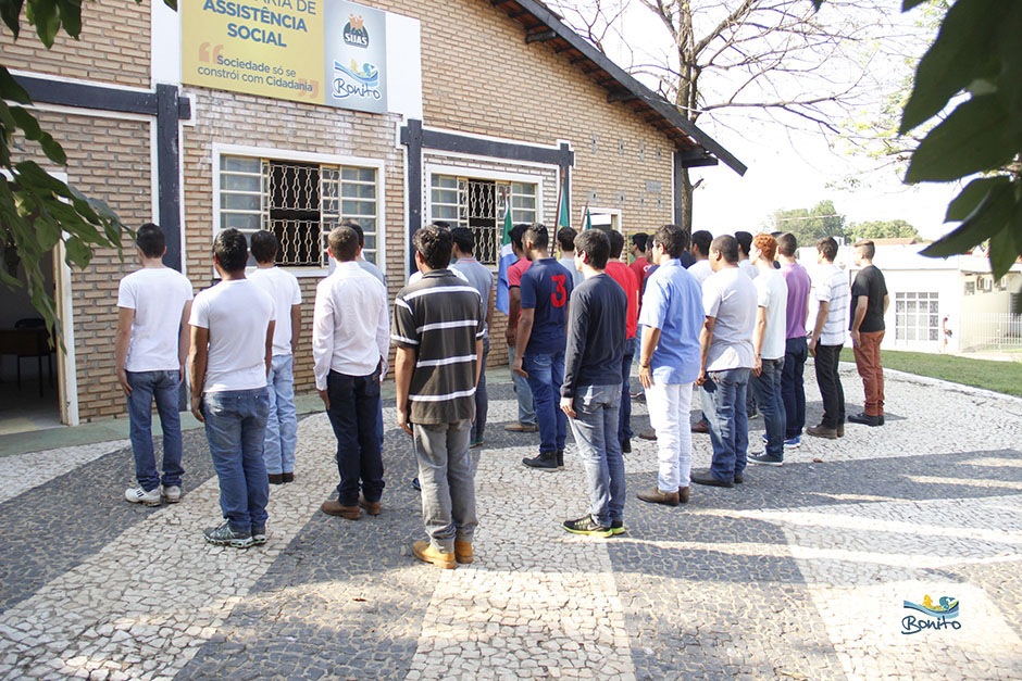 Prefeito Leleco acompanha jovens que prestam juramento e são dispensados pelo exército