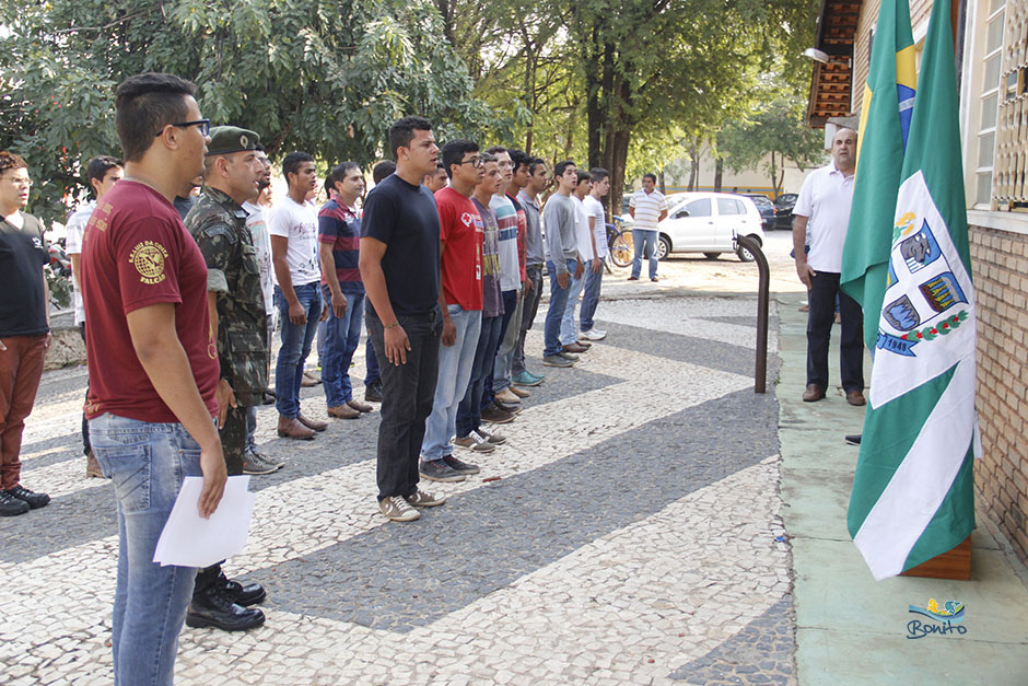 Prefeito Leleco acompanha jovens que prestam juramento e são dispensados pelo exército