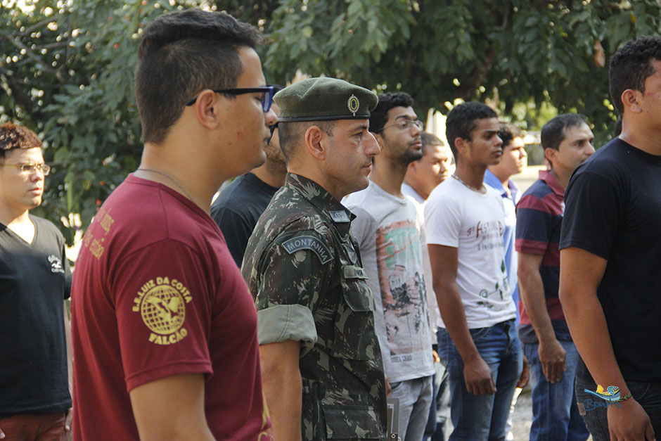 Prefeito Leleco acompanha jovens que prestam juramento e são dispensados pelo exército